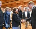 Bild: Gabi Schönberger
Die Stadträte gratulieren dem neuen Kämmerer Stefan Rögner (rechts) zur Wahl als berufsmäßiger Stadtrat.