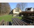 Bild: bey
Zwischen den Spielanlagen und dem Gehweg (links) und somit im Hintergrund der Bänke und des Tisches soll das Hochbeet aufgestellt werden.