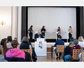 Bild: Hendrik Rosenboem
Die Finalisten beim Debattieren im Gerhardinger-Saal der DJD-Schulen.
