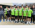 Bild: Stefan Hierl/exb
Die erfolgreiche U16 des VC DJK Amberg mit den Trainer Florian Birner (links) und Stefan Pirke (rechts).