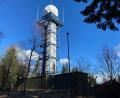 Bild: ck
Das Wetterradar Eisberg bei Rückersrieth (Gemeinde Moosbach) ist seit 1998 in Betrieb. Der Deutsche Wetterdienst hat die Schutzzonen um seine bundesweit 17 Wetterradare signifikant verkleinert. So kommen Windkraftanlagen, die im Umfeld solcher Stationen vor Jahren abgelehnt worden waren, erneut ins Gespräch.