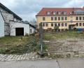 Bild: ihl
Auf dieser Brachfläche zwischen Feuerwehrhaus und Grundschule in Fronberg findet ein städtischer Mitarbeiter einen Knochen, vermutlich ein Stück eines menschlichen Schädelknochens.