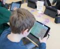 Bild: Marcus Brandt/dpa
Schüler arbeiten an einem Tablet während des Unterrichts. Wenn es nach dem bayerischen Philologenverband (bpv) geht, soll das zukünftig nicht mehr so oft passieren.