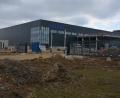 Bild: jr
Das Schott-Logistikzentrum an der Oberteicher Straße in unmittelbarer Nähe der Autobahn geht seiner Fertigstellung entgegen. Seit einigen Tagen ist das Firmenlogo an den riesigen Hallen angebracht.