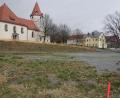 Bild: kro
Auf diesem brachliegenden Wirtsbauern-Areal unterhalb der Pfarrkirche will die Feuerwehr Großkonreuth eine 12 mal 25 Meter große Vereinsscheune errichten. Der Marktrat stimmte geschlossen zu.