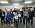 Bild: gz
Bürgermeister Markus Bauriedl (links), Bezirksvorsitzender Willibald Roauer (Dritter von links) und Kreisvorsitzender Werner Kennel (Fünfter von rechts) gratulieren den Bestplatzierten und Preisträgern. Zum Bayerischen Meister gekürt werden Johann Putzer (Vierter von rechts) und zum Jugend-Meister Emilio Joel Sauer (vorne).