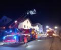 Bild: bl
Mit Hilfe der Drehleiter gelingt es der Feuerwehr, fünf Personen aus dem stark verrauchten Gebäude in Nittenau zu retten.