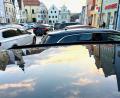 Bild: Gabi Schönberger
Weiß-blauer Himmel spiegelt sich im Lack eines geparkten Autos am Neustädter Stadtplatz.