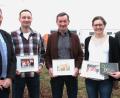 Bild: Hirsch
Der Vorsitzende des Rinderzuchtverbandes, Erich Pilhofer (rechts), und Zuchtleiter Thomas Nibler (links) zeichnen Josef Wendl, Georg Bäuml und Eva-Maria Bäuml (von links) für ihre Erfolge bei überregionalen Schauen aus.