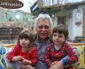 Bild: gsp
Der stolze Opa Heinrich Kapperer hält zwei seiner vier Enkel im Arm: Marie (2) und Anton (3).