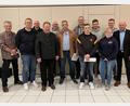 Bild: Franziska Kolbeck/exb
Vorsitzender Martin Reich (links), Mitterteichs Zweiter Bürgermeister Johann Brandl (Vierter von links) und Sport-Stadtverbandsvorsitzender Peter Haibach (rechts) gratulierten den ausgezeichneten Mitgliedern.