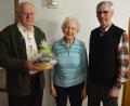 Bild: fdl
Der Vorsitzende des Männerchors Ehenfeld, Wolfgang Falk (rechts), gratulierte dem ältesten, aktiven Sänger, Georg Schlosser, hier mit Ehefrau Armella, zum 85. Geburtstag.