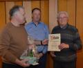 Bild: dob
Anton Striegl (rechts) ist mittlerweile 60 Jahre Mitglied beim Katholischen Männerverein Altenstadt und war 25 Jahre lang akribischer Kassier. Dafür danken ihm Vorsitzender Josef Kick und Pfarrvikar Ronald Liesaus (von links) mit einem Präsent und einer Urkunde.