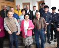 Bild: no
Jubilar Hans Stief (vorne, Zweiter von links) mit Ehefrau Lene freute sich zu seinem 80. Geburtstag über die Glückwünsche von Bürgermeisterin Brigitte Bachmann (links), Pfarrer Thomas Schertel ( Zweiter von links) sowie Abordnungen der SRK Illschwang und der Feuerwehr Sunzendorf.