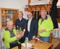 Bild: bjp
Auf ein aktives Gartenfreundejahr blickten OGV-Vorsitzender André Dietrich, Kreisgartenbauverbands-Vorsitzender Albert Nickl und Kreisgartenfachberaterin Maria Treiber (von rechts) zurück. Klaus Sehnke, der dem OGV seit 25 Jahren als Vereins- und Leitungskreismitglied angehört, dankten sie für dessen Treue.