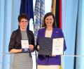 Bild: Stefan Obermeier, München/exb
Landtagspräsidentin Ilse Aigner (rechts) zeichnete Elisabeth Lederer mit dem bayerischen Verdienstorden aus.