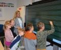 Bild: jr
Vier sogenannte Whiteboards hat die Marktgemeinde Konnersreuth als Sachaufwandsträger der Grundschule angeschafft. Diese digitalen Tafeln kommen in allen Klassenzimmern zum Einsatz. Im Unterricht werden sie gerne und intensiv verwendet, wie Schulleiterin Michaela Ponnath berichtet.