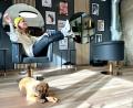 Bild: Gabi Schönberger
Pure Freude: Die 23-jährige Vohenstraußerin Giannina Bauer erfüllt sich einen Traum und eröffnet in Weiden, gleich neben dem neuen Musikclub "Salute" ihres Vaters Tom Bauer in der Liebigstraße, ihren eigenen Friseursalon "Giovane". Immer an ihrer Seite: Hündin Resi.