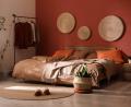Bild: Erfurt/DTI/dpa
Erdige, natürliche Töne bei der Tapete, Naturmaterialien bei den Wohnaccessoires: das liegt derzeit im Trend.