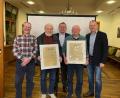 Bild: bö
Der Historische Verein Ebermannsdorf ernennt Hans Forster (Zweiter von links) und Rudolf Götz (Zweiter von rechts) zu Ehrenmitgliedern. Dazu gratulieren Zweiter Vorsitzender Jürgen Gruber (links), Vorsitzender Josef Gilch (Mitte) und Bürgermeister Erich Meidinger (rechts).