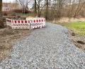 Bild: Gabi Schönberger
Damit schwere Baumaschinen den Prälat-Keck-Weg für den Bau der Fernwärmeleitung samt Überquerung der Floß befahren können, wurde der Fußweg geschottert. Nach Abschluss der Bauarbeiten soll der Belag wieder hunde-, rollator- und rollstuhltauglich hergerichtet werden.