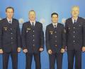 Bild: Foto: PP Oberpfalz, PHMin Edith Weinzierl
Polizeivizepräsident Robert Fuchs (links) und Polizeipräsident Thomas Schöniger (rechts) führten Polizeihauptkommissar Kai Hoffmann (Zweiter von links) in sein Amt ein. Verabschiedet wurde Polizeihauptkommissar Lukas Blöchl (Zweiter von rechts).