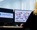 Bild: Rolf Vennenbernd/dpa
Eine LKA-Ermittlerin sitzt vor Monitoren mit unkenntlich gemachten Fotografien, die teilweise sexuellen Missbrauch zeigen.
