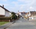 Bild: do
In den Tiefbau investiert die Marktgemeinde Millionen-Summen. Großbaustellen werden voraussichtlich ab Herbst 2024 die Lindenstraße (unser Bild) und die angrenzenden Stichstraßen. Geplant ist die Fahrbahnerneuerung der Siedlungsstraßen, die Verlegung neuer Trinkwasserleitungen und Abwasserkanäle und die Mitverlegung von Breitband- und Stromkabeln.