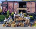 Bild: Philipp Bauriedl/exb
Ein alter Waggon am Bockl-Radweg dient der Band im Sommer als Proberaum. Stefan Bodenmeier, Antonia Bauriedl, Philipp Bauriedl, Ludwig Greß und Jonas Schmid (von links) freuen sich schon auf das Jubiläumskonzert am 9. März.
