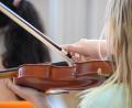 Symbolbild: Robert Michael/dpa
Ein Mädchen spielt auf einer Geige. Erstmals nach sechs Jahren steigen die Gebühren für die Kreismusikschule Tirschenreuth wieder.
