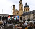 Bild: Felix Hörhager/dpa
Ein großer Bildschirm steht vor den Stühlen des Cafehaus Tambosi um die Übertragung des Fußballspiels Deutschland - Schweden bei der Fußball-Weltmeisterschaft unter freiem Himmel auf dem Odeonsplatz vor der Theatinerkirche sehen zu können.