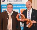 Bild: gf
Einen übergroßen Brezenschlüssel übereichte der bisherige Kreishandwerksmeister Johann Weber (links) seinem Amtsnachfolger Dietmar Lenk (rechts), damit dieser künftig immer, wie Weber sagte, "Zugang zu seinem Büro bei der Kreishandwerkerschaft hat".