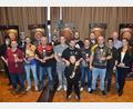 Bild: dob
Alexander und Simone Kraus (Zweiter und Dritte von rechts) holten die besten Dart-Teams aus der Oberpfalz in die Vohenstraußer Stadthalle zu einem anspruchsvollen Turnier.
