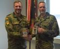 Bild: OStGefr Ina Ravn / Bundeswehr / exb
Oberstleutnant Thorsten Wallschus (rechts) übergibt die Spenden an Stabsfeldwebel Huberth Rosner (links).