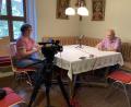 Bild: Annette Kraus/exb
Beate Ott und Werner Altnöder bei den Filmaufnahmen im September 2023 im Sengerhof.