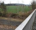 Bild: sche
Quasi auf der "grünen Wiese", unmittelbar an der Bahnlinie Amberg - Freihöls, soll bei Hiltersdorf eine Freiflächen-Photovoltaikanlage entstehen.