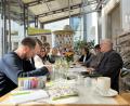 Bild: knz
Das Team der Weidener Literaturtage präsentieren das Programm im Café der Regionalbibliothek.