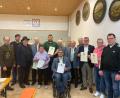 Bild: Joshua Pfadenhauer/exb
Ehrungen mit (von links) Gauschützmeister Werner Wendl, Mario Pfadenhauer, Thomas Heinrich, Herbert Bauer, Gisela Heinz, Martin Lange, Theo Heinz, Oberschützenmeister Jürgen Weiß (sitzend), Kurt Falk, Alfred Birner, Hermann Renner, Bürgermeister Michael Göth, Beatrix und Martin Götz.