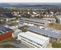 Bild: Wolfgang Erhardt/exb
Bis die Generalsanierung der Waldershofer Grundschule beendet ist, findet der Unterricht in der Containerschule (vorne) statt.