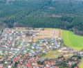 Bild: mür
Oberhalb des bestehenden Wohngebiets "Am Zieglerrang" in Waldsassen sind weitere Bauparzellen erschlossen worden (oben rechts). Jetzt hat der Stadtrat für eine 0,6 Hektar große Fläche nahe der Finkenbühlstraße die Aufstellung eines Bebauungsplans eingeleitet.