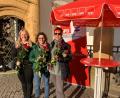 Bild: Dieter Weiß/exb
Simone Böhm-Donhauser, Chiara Haubelt und Monika Höhne (von links) verschenkten am Freitag, dem Weltfrauentag, Rosen an Passantinnen.