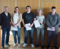Bild: ct
Verstärkung für den Imkerverein Vilseck: (von links) Imkerpate Richard Schecklmann, die Jungimker Rebekka Laufer, Martin Englhardt, Vorsitzende Marianne Metzner und Jungimker Jonas Schindler.