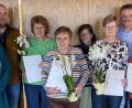 Bild: Ernst Utz/exb
Von links Gartenbauvorsitzende Susanne Utz, Kreisfachberater Markus Fuchs, Bürgermeister Hermann Mertel (Zweiter von rechts) und Zweite Vorsitzende Meike Hauenstein (Vierte von rechts) ehrten die langjährigen Mitglieder Waltraut Guttenberger, Käthe Pilhofer, Helga Hölzl und Gertrud Wirkner.