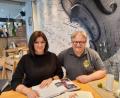 Bild: bl
Kerstin Nagler, Leiterin des Musikcafés "B 14" blättert zusammen mit Wolfgang Kern im Gästebuch und erinnert sich an spektakuläre Auftritte, darunter die "Drei Männer nur mit Gitarre". Mit einem aus dem Trio gibt es jetzt ein Wiedersehen in der Jubiläumswoche zum 30-Jährigen.