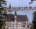 Bild: Karl-Josef Hildenbrand/dpa
Touristen stehen auf der Marienbrücke vor dem Schloss Neuschwanstein. Ein Mann hatte dort zwei Frauen attackiert und wurde nun verurteilt.