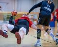 Bild: Guenter Uschold
Der Oberviechtacher Luca Meier (links) kommt nach einer harten Attacke seines Amberger Gegenspielers zu Fall.