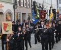 Bild: gf
Der Kirchenzug der Zimmerer und Schreiner führte vom Schrannenplatz zur Basilika St. Martin. Voraus ging die Ammerthaler Blaskapelle, dahinter folgten die Gesellenvereine mit ihren prächtigen Fahnen.