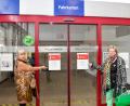 Bild: Petra Hartl
Das Reisezentrum der Bahn in Amberg ist geschlossen. Hermine Krämer (links) und Theresia Jokiel haben damit ein Problem.