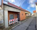 Bild: ck
Der Neubau der öffentlichen Toiletten in der Rathausgasse in Vohenstrauß ist nach rund eineinhalb Jahren immer noch nicht abgeschlossen. Spätestens im Juni zum Bauernmarkt soll das Projekt fertiggestellt sein.