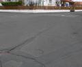 Bild: prh
Mit einem besonderen Gussverfahren sollen Risse und Fugen in der Asphaltdecke, so wie hier an der Kreuzung Ganghoferstraße/Schillerstraße in Plößberg, saniert werden.